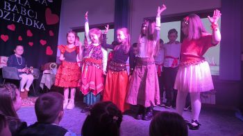 Dzień Babci i Dziadka - występy uczniów klas 0-III