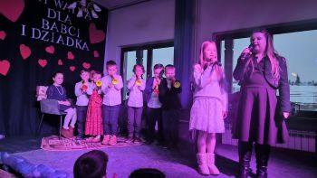 Dzień Babci i Dziadka - występy uczniów klas 0-III