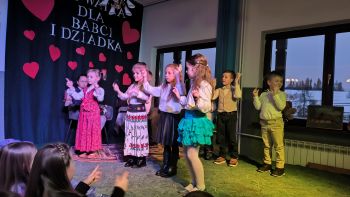 Dzień Babci i Dziadka - występy uczniów klas 0-III
