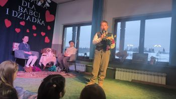 Dzień Babci i Dziadka - występy uczniów klas 0-III
