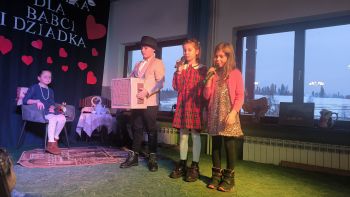 Dzień Babci i Dziadka - występy uczniów klas 0-III