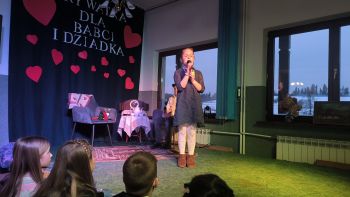 Dzień Babci i Dziadka - występy uczniów klas 0-III