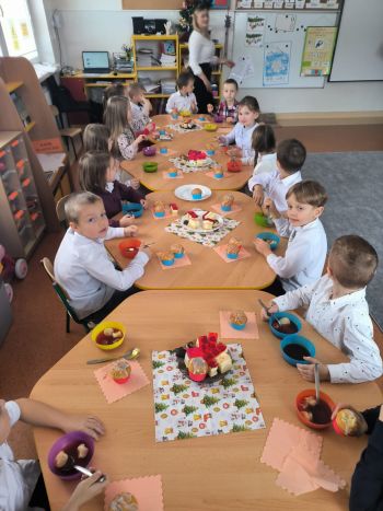 Szkolne jasełka, pantomima. Piękne oświetlenie. Uczniowie klas VI-VIII oraz zerówka. 