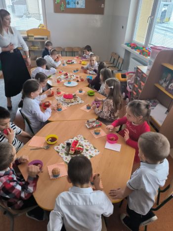 Szkolne jasełka, pantomima. Piękne oświetlenie. Uczniowie klas VI-VIII oraz zerówka. 