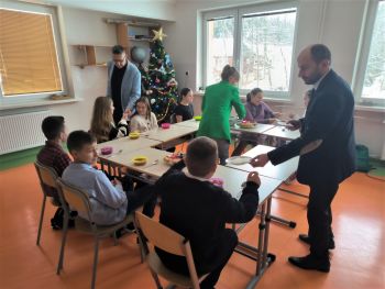 Szkolne jasełka, pantomima. Piękne oświetlenie. Uczniowie klas VI-VIII oraz zerówka. 