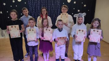 Szkolne jasełka, pantomima. Piękne oświetlenie. Uczniowie klas VI-VIII oraz zerówka. 